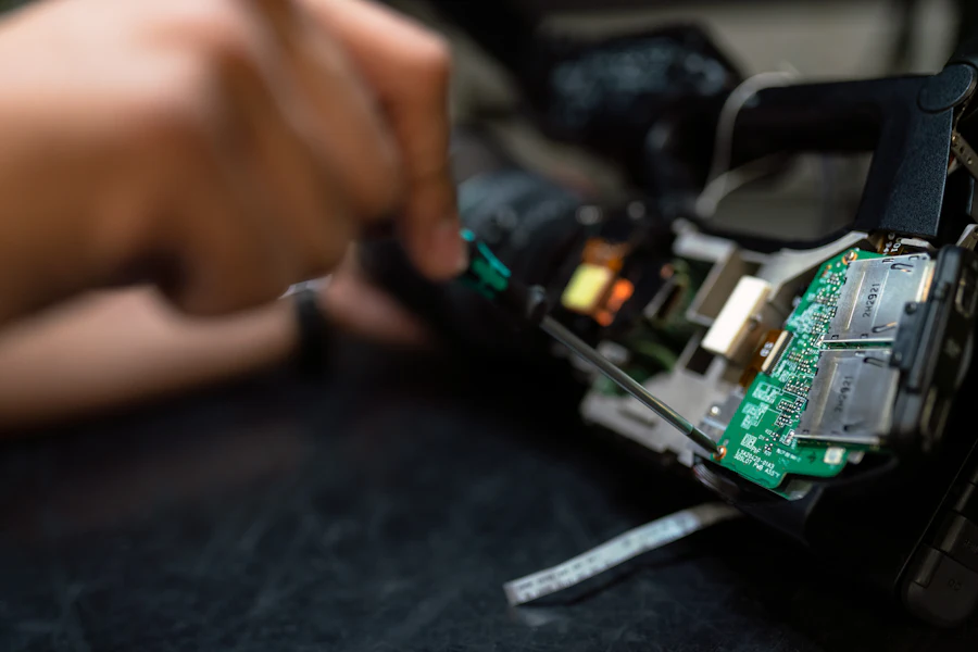 Hände reparieren feine Elektronik mit Platine - ein wenig bekannter technischer Beruf