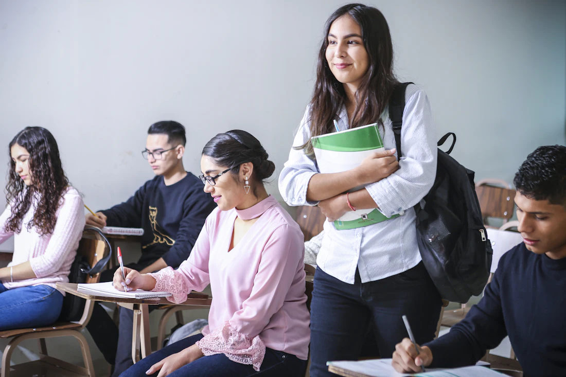 Junger Mensch wägt zwischen Ausbildung und Studium ab